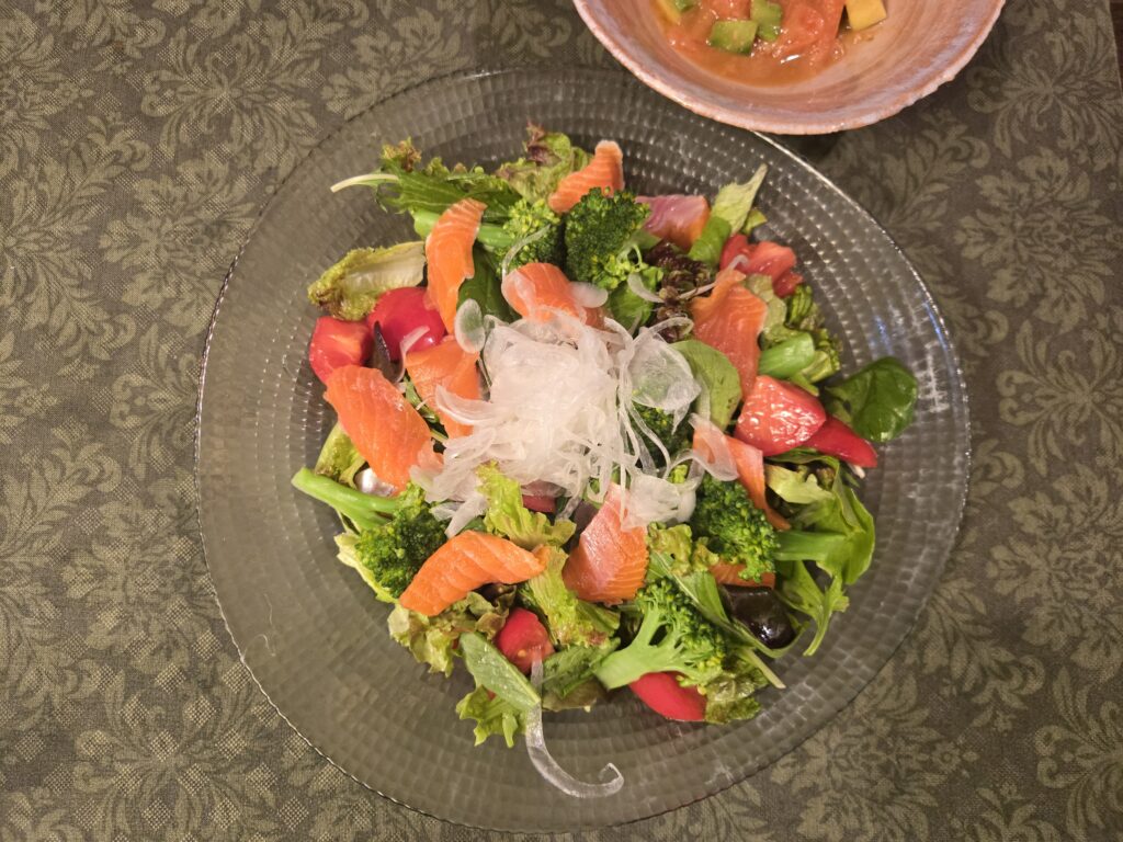 ニジマスと彩り野菜のサラダ